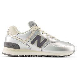 Buty damskie New Balance WL574MLG – srebrne. Szare obuwie sportowe damskie New Balance, bez wzorów, z gumy, bez zapięcia, na fitness i siłownię. Za 499.99 zł.