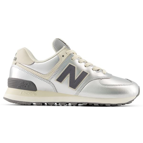Buty damskie New Balance WL574MLG – srebrne. Szare obuwie sportowe damskie New Balance, bez wzorów, z gumy, bez zapięcia, na fitness i siłownię. Za 499.99 zł.