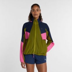 Kurtka damska New Balance WJ61J326AAN – zielona. Zielone kurtki sportowe damskie New Balance, s, bez wzorów, z materiału, bez ramiączek, bez kaptura. Za 599.99 zł.