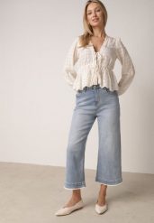 Niebieskie Jeansy Kuloty z Bawełną o Szerokim Kroju z Wysokim Stanem i Perełkami Kharope. Niebieskie jeansy damskie Born2be, bez wzorów, z bawełny, boho, z podwyższonym stanem. Za 109.99 zł.