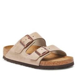 Klapki Birkenstock. Brązowe klapki damskie Birkenstock, bez wzorów, bez obcasa, bez zapięcia. Za 409.99 zł.