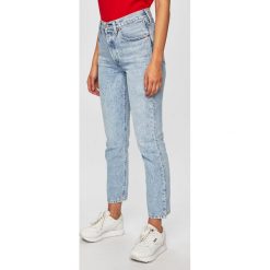 Levi's - Jeansy 501. Niebieskie jeansy damskie Levi's®, bez wzorów, z bawełny, z podwyższonym stanem. Za 429.90 zł.