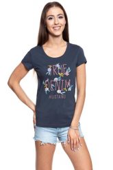 MUSTANG T SHIRT DAMSKI Alexia C Print 1009728 4085. T-shirty damskie Mustang, s, bez wzorów, bez kołnierzyka, bez ramiączek. W wyprzedaży za 39.99 zł.