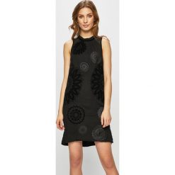 Desigual - Sukienka. Czarne sukienki damskie Desigual, na co dzień, bez wzorów, z materiału, casualowe, bez kołnierzyka, bez ramiączek, mini, proste. W wyprzedaży za 219.90 zł.
