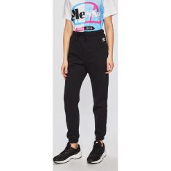 Adidas Originals - Spodnie. Czarne spodnie materiałowe damskie adidas Originals, bez wzorów, z bawełny, casualowe. W wyprzedaży za 179.90 zł.