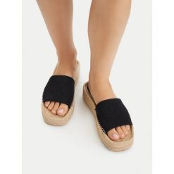 Klapki Calvin Klein. Czarne klapki damskie Calvin Klein, bez wzorów, bez obcasa, bez zapięcia. Za 224.99 zł.