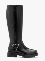 Kozaki typu biker z metalowymi ozdobami NATALIE. Czarne kozaki damskie Ryłko, bez wzorów, ze skóry, z okrągłym noskiem, bez obcasa, bez zapięcia. Za 629.99 zł.