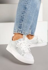 Białe Sneakersy Ozdobione Cyrkoniami i Tłoczonym Noskiem Calreis. Białe obuwie sportowe damskie Born2be, bez wzorów, z jeansu, bez zapięcia. Za 109.99 zł.