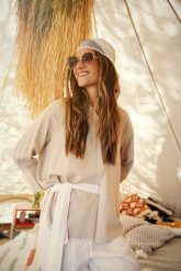 Lniana koszula ciemnobeżowa. Brązowe koszule damskie MOODO, xs, bez wzorów, ze lnu, bez kołnierzyka, bez ramiączek. W wyprzedaży za 55.99 zł.