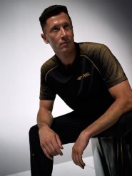 4F Koszulka treningowa szybkoschnąca męska 4F | Robert Lewandowski - czarna XXL. Czarne t-shirty męskie 4F, l, bez wzorów, z materiału, bez kołnierzyka, bez ramiączek. Za 149.99 zł.