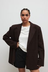 Marynarka typu oversize z lnem w kolorze INTENSE BROWN - HARLEY-M/L. Brązowe marynarki i żakiety damskie Marsala, bez wzorów, z bawełny, eleganckie, bez kołnierzyka, bez ramiączek. Za 459.90 zł.