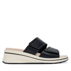 Klapki Caprice. Czarne klapki damskie Caprice, bez wzorów, bez obcasa, bez zapięcia. Za 299.99 zł.