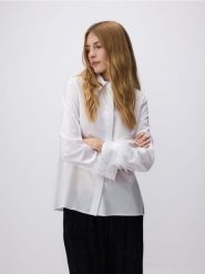 Koszula ze sztucznymi piórkami - biały. Białe koszule damskie Reserved, l, bez wzorów, z bawełny, bez kołnierzyka, bez ramiączek. W wyprzedaży za 119.99 zł.