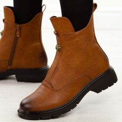Camelowe botki damskie M.Daszyński 2501-6. Brązowe botki damskie M.Daszyński, na jesień, bez wzorów, ze skóry, eleganckie, bez obcasa, bez zapięcia. Za 199.00 zł.