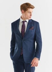 PAKO LORENTE – Granatowa marynarka garniturowa w delikatną niebieską kratkę. Niebieskie garnitury męskie Pako Lorente, bez wzorów, z wełny, eleganckie. Za 899.99 zł.