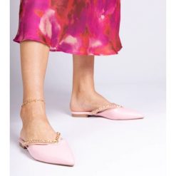 Różowe klapki eleganckie zdobione łańcuchem. Czerwone klapki damskie na lato, z aplikacjami, z jeansu, casualowe, ze szpiczastym noskiem, bez obcasa, na obcasie, bez zapięcia. Za 78.15 zł.