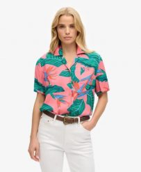Superdry Koszula Beach Resort z 100% wiskozy, wzorzysta. Czerwone koszule męskie Superdry, na lato, bez wzorów, z wiskozy, klasyczne, bez kołnierzyka, bez ramiączek. Za 215.10 zł.