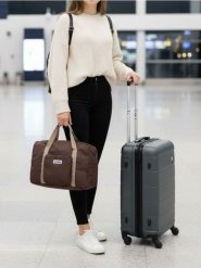 Torba podróżna - brązowy. Brązowe torby podróżne damskie Sinsay, bez wzorów. Za 25.99 zł.