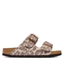 Klapki Birkenstock. Brązowe klapki damskie Birkenstock, bez wzorów, bez obcasa, bez zapięcia. Za 629.99 zł.