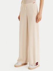 Guess Spodnie dresowe V6GB06 Z0651 Beżowy Wide Leg. Brązowe spodnie dresowe damskie Guess, z aplikacjami, z dresówki. Za 569.99 zł.