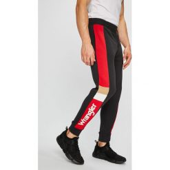Wrangler - Spodnie. Czarne spodnie materiałowe męskie Wrangler, bez wzorów, z bawełny. W wyprzedaży za 259.90 zł.
