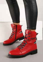 Czerwone Płaskie Botki w Stylu Workerów ze Sznurowaniem Suwakiem i Napisami Alfezi. Czerwone botki damskie Born2be, bez wzorów, z jeansu, eleganckie, z okrągłym noskiem, bez obcasa, na płaskiej podeszwie, bez zapięcia. Za 139.99 zł.