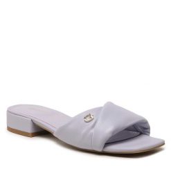 Klapki Guess. Brązowe klapki damskie Guess, z aplikacjami, bez obcasa, bez zapięcia. Za 549.99 zł.