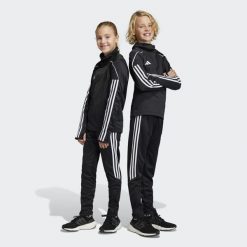 Tiro 23 Club Training Pants. Białe spodnie dresowe damskie Adidas, bez wzorów, z dresówki, sportowe, na fitness i siłownię. Za 110.99 zł.