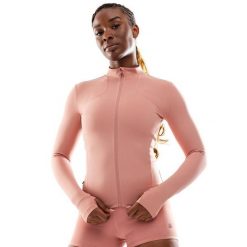 Damska ultralekka kurtka treningowa Fitness Siroko Pelican. Brązowe kurtki sportowe damskie SIROKO, na zimę, bez wzorów, z materiału, bez ramiączek, bez kaptura, do biegania. W wyprzedaży za 84.00 zł.