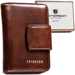 Portfel damski Peterson PTN 009-HF brązowy. Brązowe portfele damskie Peterson, ze skóry ekologicznej. Za 59.99 zł.