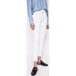 Wrangler - Jeansy Crop White. Białe jeansy damskie Wrangler, bez wzorów, z bawełny. W wyprzedaży za 239.90 zł.