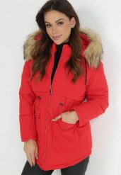 Czerwona Kurtka Parka z Odpinanym Kapturem i Futerkiem Noizie. Czerwone kurtki damskie Born2be, l, bez wzorów, z jeansu. Za 179.99 zł.