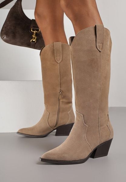 Ciemnobeżowe Kozaki Typu Kowbojki na Stożku z Naturalnego Zamszu Adeora. Brązowe kozaki damskie Renee, bez wzorów, z jeansu, bez obcasa, na obcasie, bez zapięcia. Za 249.99 zł.