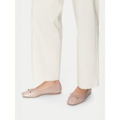 Baleriny JENNY. Czerwone balerinki damskie Jenny, bez wzorów, bez obcasa, bez zapięcia. Za 79.99 zł.