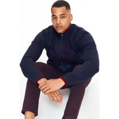 BLUZA ROZPINANA MĘSKA ZE STÓJKĄ I APLIKACJĄ. Czerwone bluzy męskie TOP SECRET, na jesień, m, z aplikacjami, bez ramiączek, bez kaptura. W wyprzedaży za 59.99 zł.