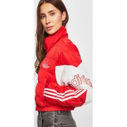 Adidas Originals - Kurtka. Czerwone kurtki damskie adidas Originals, bez wzorów, z materiału, bez kaptura. Za 449.90 zł.