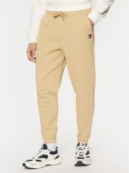 Tommy Jeans Spodnie dresowe Badge DM0DM20276 Beżowy Regular Fit. Brązowe spodnie sportowe męskie Tommy Jeans, m, bez wzorów, z bawełny. Za 199.99 zł.
