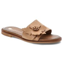 Klapki damskie Armodo, cholewka ze skóry naturalnej licowej odkryty przód na płaskiej podeszwie, beżowe, 40477. Brązowe klapki damskie Armodo, bez wzorów, ze skóry, bez obcasa, na płaskiej podeszwie, bez zapięcia. Za 299.00 zł.