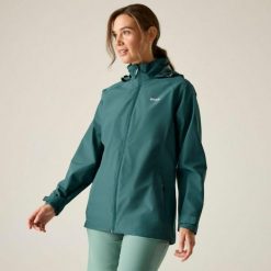 Damska kurtka turystyczna Regatta Daysha II. Zielone kurtki sportowe damskie Regatta, m, bez wzorów, z materiału, bez ramiączek, z kapturem, trekkingowe. Za 249.99 zł.
