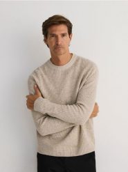 Dzianinowy sweter - beżowy. Brązowe swetry męskie Reserved, l, bez wzorów, z bawełny, bez kołnierzyka, bez ramiączek. W wyprzedaży za 65.99 zł.