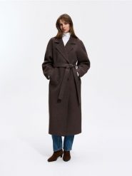 Dwurzędowy płaszcz oversize - ciemnobrązowy. Brązowe płaszcze damskie Reserved, l, bez wzorów, z tkaniny, bez kołnierzyka, bez kaptura. Za 299.99 zł.