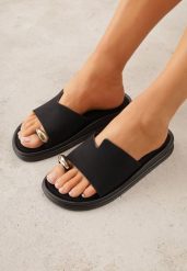 Czarne Klapki Japonki Ozdobione Aplikacją na Palcu Noevianna. Czarne klapki damskie Renee, na lato, z aplikacjami, z jeansu, bez obcasa, na płaskiej podeszwie, bez zapięcia. Za 79.99 zł.