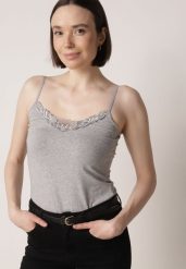 Ciemnoszary Bawełniany Top na Ramiączkach z Ozdobną Koronką przy Dekolcie Berlisa. Szare topy damskie Born2be, m, bez wzorów, z bawełny, eleganckie, bez kołnierzyka, bez ramiączek. Za 29.99 zł.