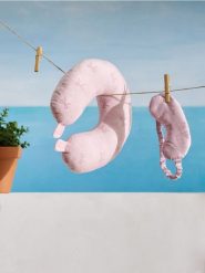 Poduszka podróżna i maska do spania z motywem kokard - różowy. Czerwone piżamy męskie Sinsay, bez wzorów, bez kołnierzyka, bez ramiączek. Za 25.99 zł.