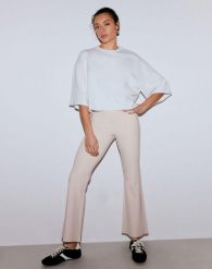 Damskie legginsy z mieszanki modalu, rozszerzane, wysoki stan Luxe beżowe. Brązowe legginsy damskie Aim'n, bez wzorów, z elastanu. Za 430.00 zł.