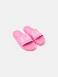 Klapki Barbie - różowy. Czerwone klapki damskie Sinsay, bez wzorów, bez obcasa, bez zapięcia. Za 39.99 zł.