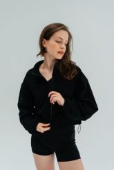 Kurtka sportowa Moonholi Uptown z zamkiem. Czarne kurtki sportowe damskie MOONHOLI, m, bez wzorów, bez ramiączek, bez kaptura, na fitness i siłownię. Za 399.00 zł.