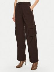 Guess Spodnie materiałowe W5RB41 WGX02 Brązowy Regular Fit. Brązowe spodnie materiałowe damskie Guess, z aplikacjami, z materiału. Za 359.99 zł.