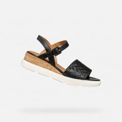 Damskie sandały Geox Pisa B. Brązowe sandały damskie Geox, bez wzorów, z gumy, bez obcasa, bez zapięcia. Za 465.99 zł.