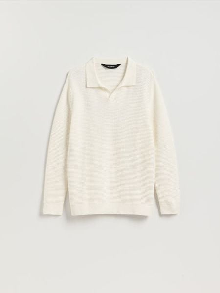Strukturalny sweter polo - biały. Białe swetry męskie Reserved, l, bez wzorów, z bawełny, bez kołnierzyka, bez ramiączek. W wyprzedaży za 69.99 zł.